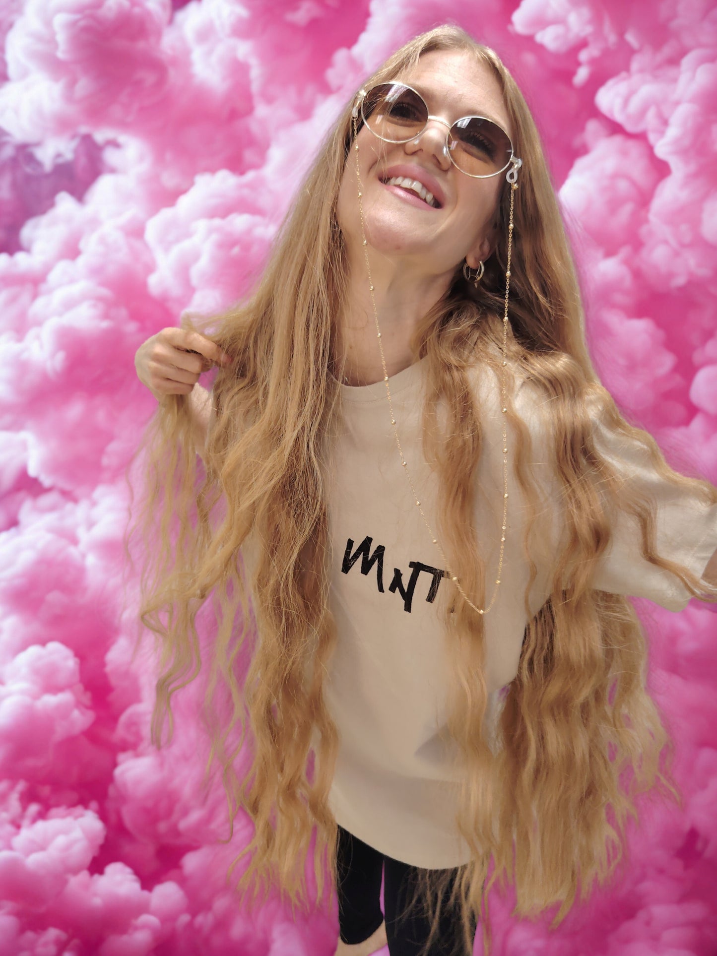 SPREAD LOVE & KINDNESS | OHUT ORGAANINEN MEDIUM FIT T-PAITA