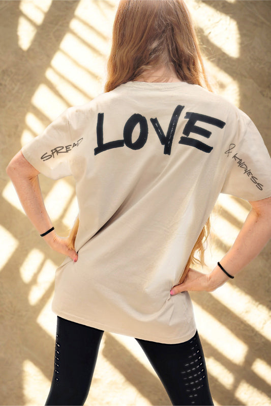 SPREAD LOVE & KINDNESS | OHUT ORGAANINEN MEDIUM FIT T-PAITA